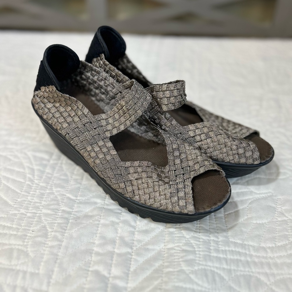 Bernie Mev BM Lizette Gold Pewter Slingback Heels Sandals Women’s Size 38 US 7